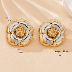 Boucles d'oreilles camélia de style français en tons or et argent au design élégant