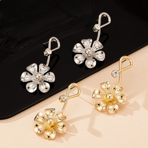 Boucles d'oreilles fleur élégantes en or et argent avec accents de strass brillants