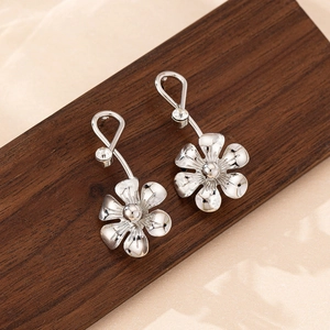 Élégantes boucles d'oreilles fleur en argent avec cristaux sur support en bois massif