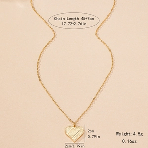 Collier élégant avec pendentif cœur doré à texture nervurée et chaîne à maillons O