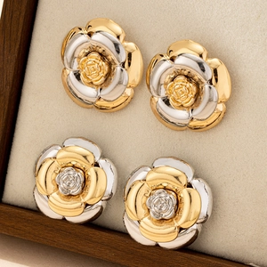 Élégantes boucles d'oreilles camélia bicolores en métal poli doré et argenté brillant