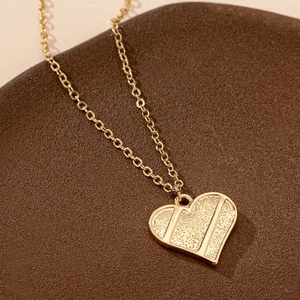 Élégant collier pendentif cœur doré avec fini givré et rayures polies pour femmes