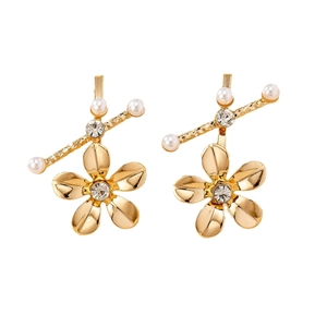 Goldene Blumen-Ohrstecker mit weißen Kunstperlen und Zirkonia auf weißem Hintergrund