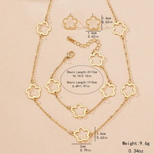 Three-piece hollow clover jewelry set in gold with dimensions and weight specs