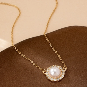 Elegante goldene Halskette mit rundem Perlenanhänger und funkelnden Zirkonia-Akzenten