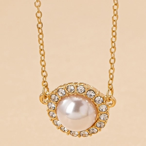 Elegante goldene Perlenhalskette mit einem runden Perlenanhänger und Kristallbesatz