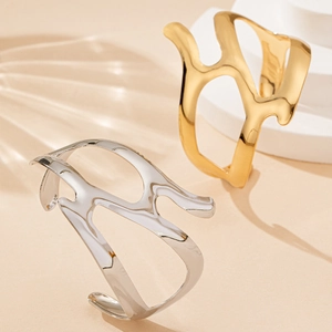 Bracelet jonc ouvert ajouré irrégulier en finitions or et argent au design minimaliste