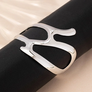 Bracelet jonc ouvert argenté irrégulier ajouré avec finition polie miroir moderne