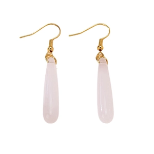 Élégantes boucles d'oreilles dorées avec longs pendentifs en résine rose translucide