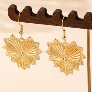 Goldene Herzohrringe mit Sonnenstrahl-Textur und funkelndem mittlerem Straßstein