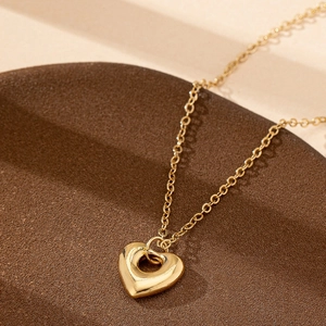 Élégant collier pendentif cœur évidé doré avec finition miroir poli sur chaîne o