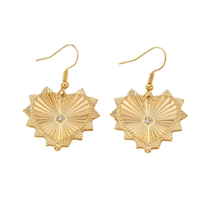 Modische goldene Herzohrringe mit Sonnenstrahl-Textur und kleinem Kristallanhänger