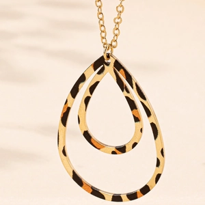 Collana dorata alla moda con ciondolo a goccia traforato e stampa leopardata chic