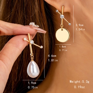 Boucles d'oreilles dorées élégantes avec perles et disques métalliques avec dimensions