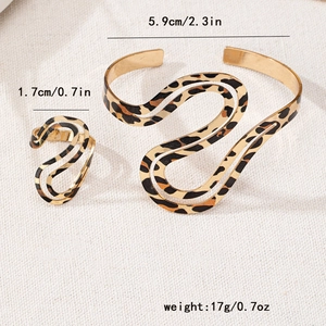 Fashionable S-shaped leopard print jewelry set with gold metal bangle and ring