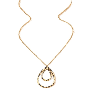 Collana dorata con pendente a goccia e motivo leopardato su sfondo bianco