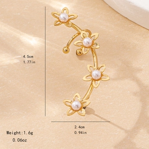 Manchette d'oreille fleurie dorée élégante avec perles blanches et pétales creux