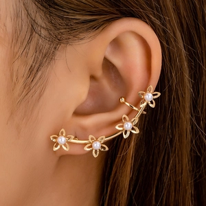 Ear Cuff Fleur Alliage Künstliche Perle Imitation Floral Évidé Sans Perçage Crawler Bijoux Élégants Pour Femmes