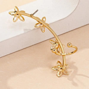 Élégant contour d'oreille fleur dorée avec perles et design floral chic pour femmes