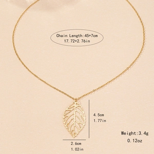 Collier élégant doré avec pendentif feuille évidée incluant dimensions et chaîne réglable