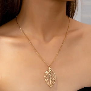 Collier Pendentif Feuille Évidée Plaqué Or Alliage De Fer Filigrane Motif Végétal Bijoux De Mode Élégants Pour Femmes