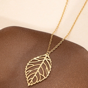Collier élégant à pendentif feuille dorée évidée avec détails de veines sur socle