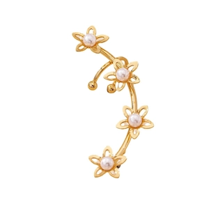 Élégant contour d'oreille fleur dorée avec perles blanches et motif floral ajouré