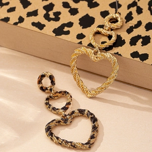 Boucles d'oreilles cœur dorées avec motif torsadé et texture léopard vintage
