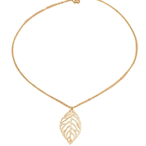 Collier élégant doré à chaîne en O avec un pendentif feuille évidé sur fond blanc pur