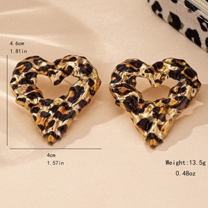 Elegante Ohrstecker in Herzform mit Leopardenmuster und goldener Metalltextur im Vintage-Stil