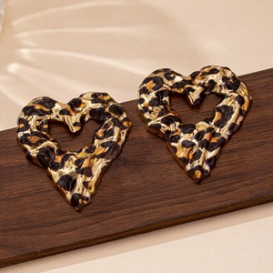 Retro-Herzohrstecker mit Leopardenmuster und eleganter goldener Hammerschlag-Textur