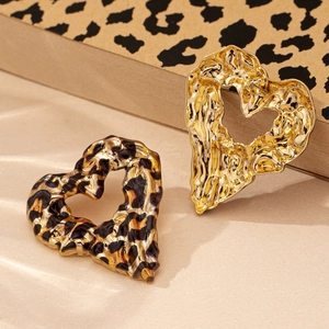 Elegante hohle Herzohrringe mit Leopardenmuster und gehämmertem Gold auf Beige