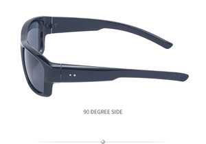 Détail de la monture noire brillante des lunettes Y2K avec rivets argentés chic