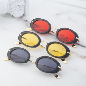 Occhiali da sole steampunk ovali in rosso, giallo e grigio con stanghette dorate