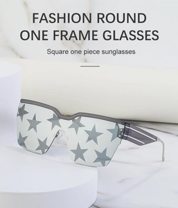 Détail des lunettes de soleil grises demi-cerclées avec étoiles sur socle marbre