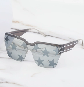 Vue détaillée de grandes lunettes de soleil sans monture avec motif étoile sur marbre