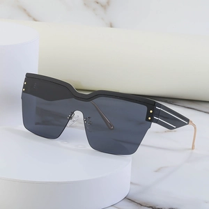 Lunettes de soleil bouclier oversize demi-cerclées avec clous dorés et branches en métal
