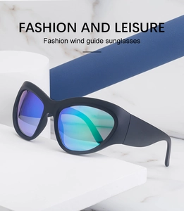 Vue détaillée de lunettes de soleil sport Y2K noir mat avec verres réfléchissants bleus