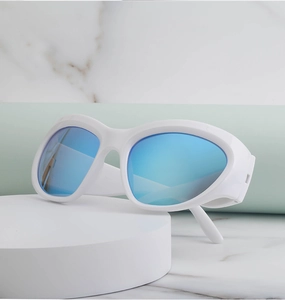Gros plan de lunettes de soleil de sport à monture blanche avec verres miroirs bleus