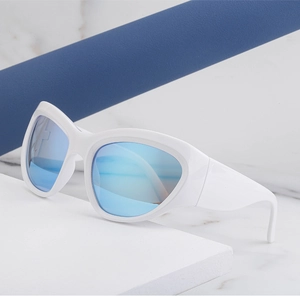 Vue détaillée de lunettes de soleil de sport blanches avec verres miroirs bleus sur marbre