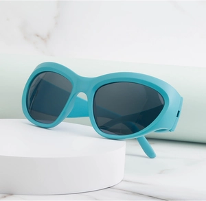 Détail de lunettes de soleil sport cyan avec verres gris foncé sur un support minimaliste