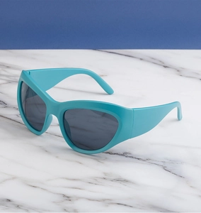 Gros plan de lunettes de soleil cyclisme Y2K futuristes à monture bleu sarcelle