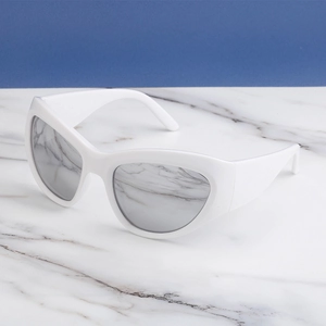 Détail de lunettes de soleil sport Y2K avec montures blanches et verres miroir argentés
