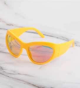 Détail de lunettes de soleil sport œil-de-chat jaunes avec verres polarisés dégradés roses