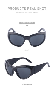 Vues de face et à 45 degrés de lunettes de soleil de sport Y2K noires avec verres gris