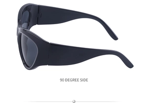 Vue latérale à 90 degrés de lunettes de soleil sport Y2K avec monture noire épaisse