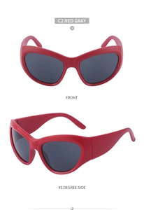 Vue de face et à 45 degrés de lunettes de soleil sport Y2K rouges avec verres gris foncé