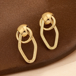 Elegant gold geometric interlocking earrings with textured diamond-cut hollow rhombic design