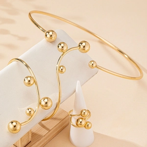 Parure de bijoux dorés minimalistes avec tour de cou, bracelet courbé et bague