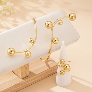 Parure de bijoux dorés polis avec boules, bague élégante et boucles d'oreilles